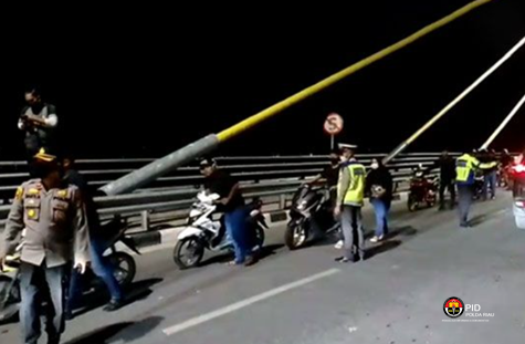 Warga tetap nongkrong di rambu-rambu di larang berhenti Jembatan Siak IV, Ratusan Pengendara Diamankan Polisi