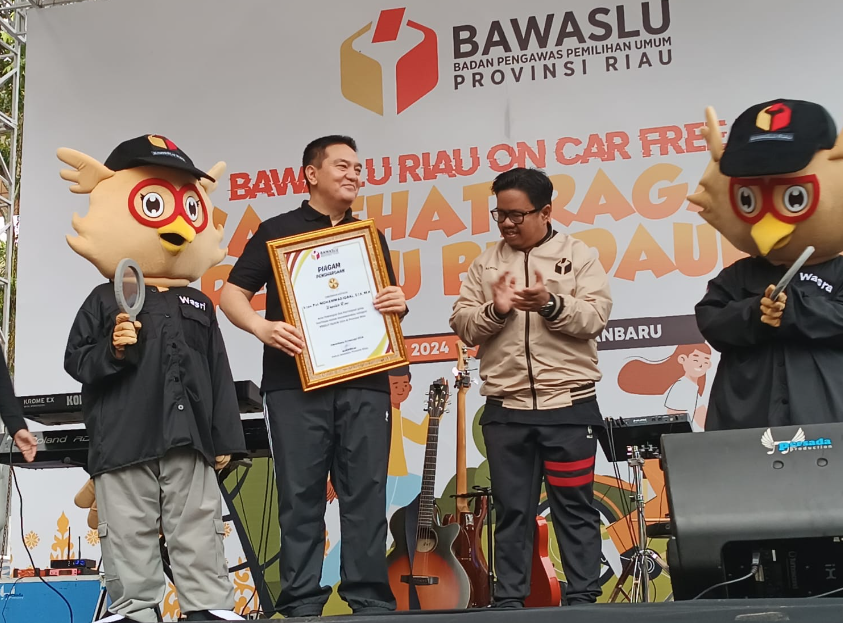 Bawaslu Riau Beri Penghargaan kepada Irjen.Pol. Mohammad Iqbal  