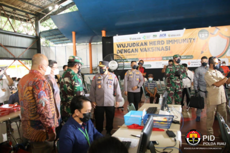 Sinergi Dalam Penanggulangan Pandemi Covid-19, Polri Dan Mahasiswa Distribusikan Bantuan Kapolri